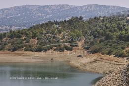 Image du Maroc Professionnelle de  Le barrage Oued El Makhazine, conçu pour le développement et  l'irrigation du périmètre du Loukkos. Ainsi les champs situés dans le triangle Ksar El Kébir, Larache, Moulay Bouselham profitent de cette infrastructure. Cette importante réalisation située sur El Oued Loukkos sert à la régularisation inter annuelle des débits tout en formant une protection contre les crues, au Jeudi 1er Septembre 2005 à cette datte le barrage dispose 309 Million de M3. (Photo / Abdeljalil Bounhar) 